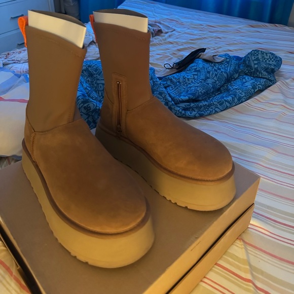 UGGS - Picture 3 of 5